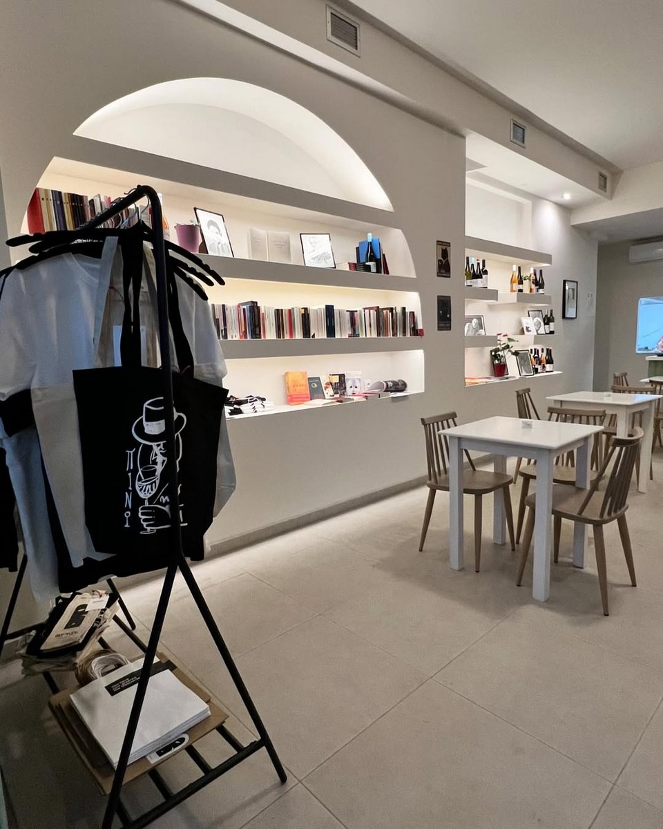 O χώρος του βιβλιοκαφέ Γκάρυ - Arts, Books n' Wine Projects στο Γκάζι / Φωτογραφία: oinoverse via gary.artsbookswines/Instagram