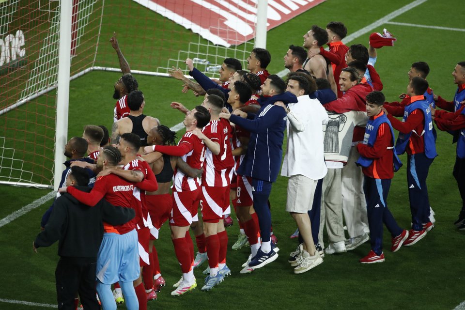 Οι παίκτες του Ολυμπιακού πανηγυρίζουν μπροστά στον κόσμο τους