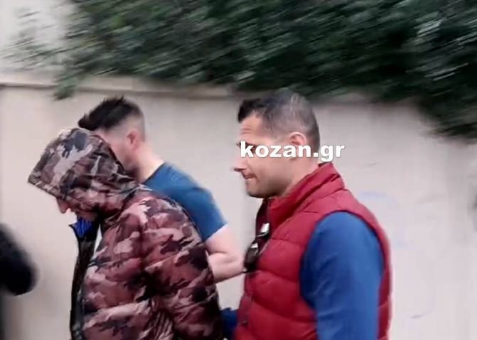 O Oυκρανός οδηγός συνοδεύεται στον ανακριτή / Φωτογραφία: kozan.gr