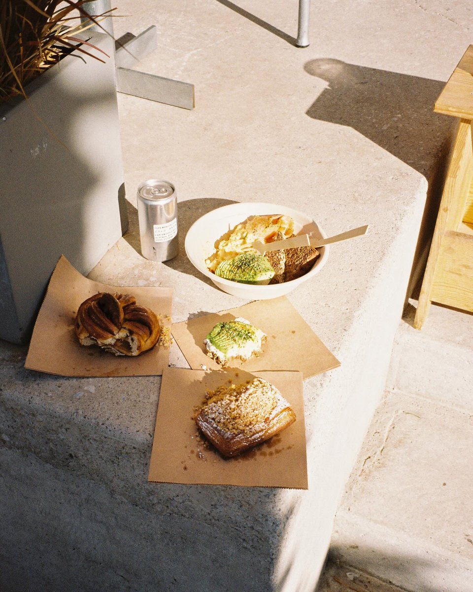 Νοστιμιές του brunch στο χέρι ή στο πιάτο, στο Όβεν της Γλυφάδας / Φωτογραφία: ovenglyfada/Instagram