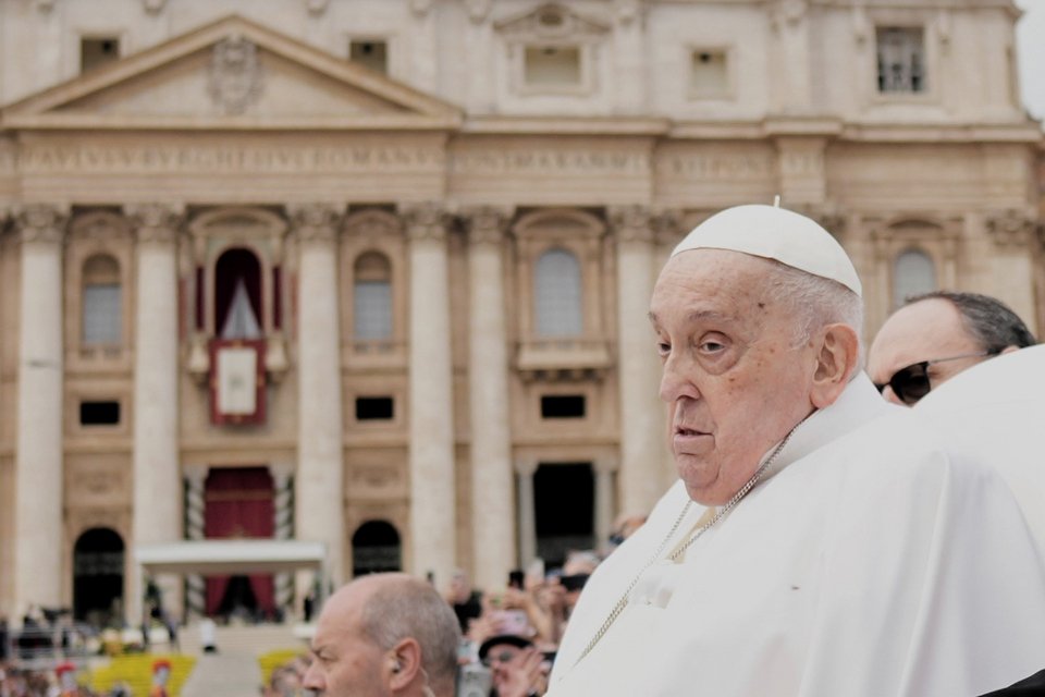 Ο πάπας Φραγκίσκος στην πλατεία του Αγίου Πέτρου/AP