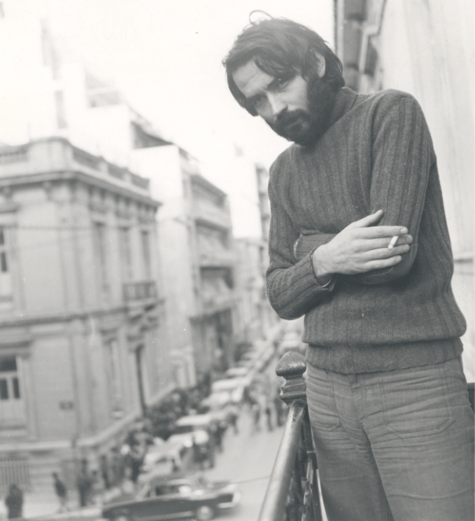 Ο Λάκης Παπαστάθης, αρχές της δεκαετίας 1970, στο μπαλκόνι του πρώτου γραφείου της Cinetic, οδός Ρεθύμνου 10, πίσω από το Εθνικό Αρχαιολογικό Μουσείο