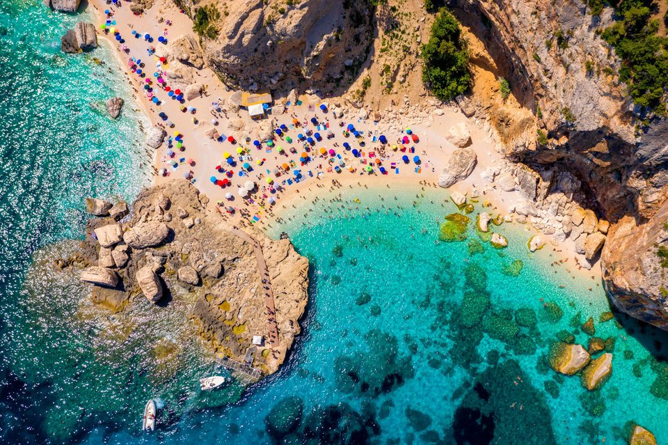 Η Cala Goloritze , μια εκπληκτική ιταλική παραλία στο νησί της Σαρδηνίας, καταλαμβάνει την πρώτη θέση στη λίστα