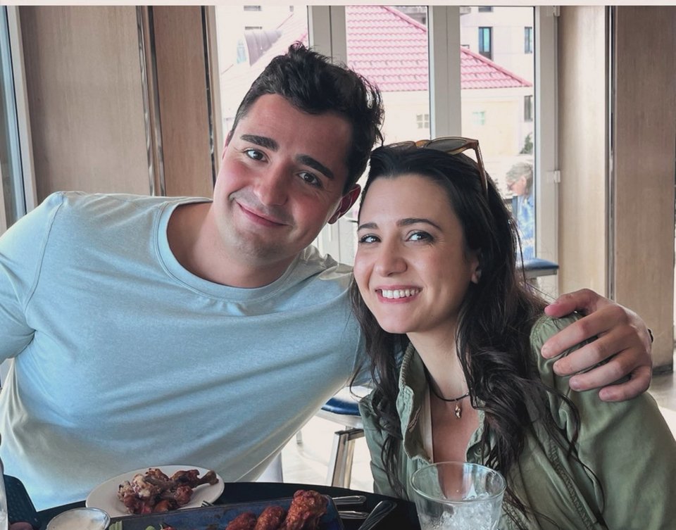 Eδώ με την αδερφή του Ελένη