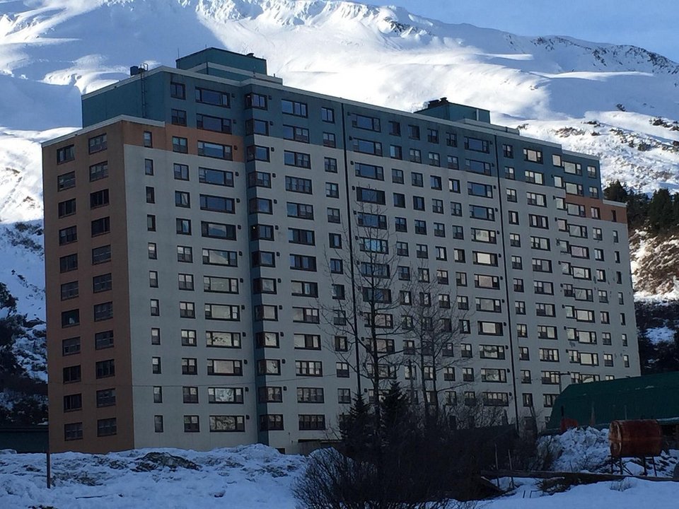 Το Begich Towers, ένα συγκρότημα διαμερισμάτων 14 ορόφων που στεγάζει περίπου το 90% των κατοίκων της πόλης / WIKIPEDIA