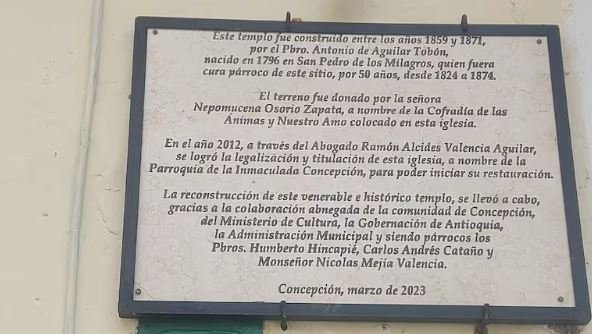 Η ευχαριστήρια πλάκα σε όσους έσωσαν την εκκλησία της, μεταξύ των οποίων ο Ramón Alcides Valencia Aguilar, ο δικηγόρος που μήνυσε τις ψυχές του Καθαρτηρίου