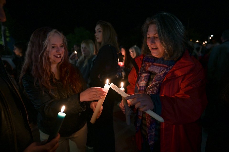 Κόσμος λαμβάνει το Άγιο Φως στον Ιερό Ναό Προφήτη Ηλία στην Ροδόπολη Διονύσου