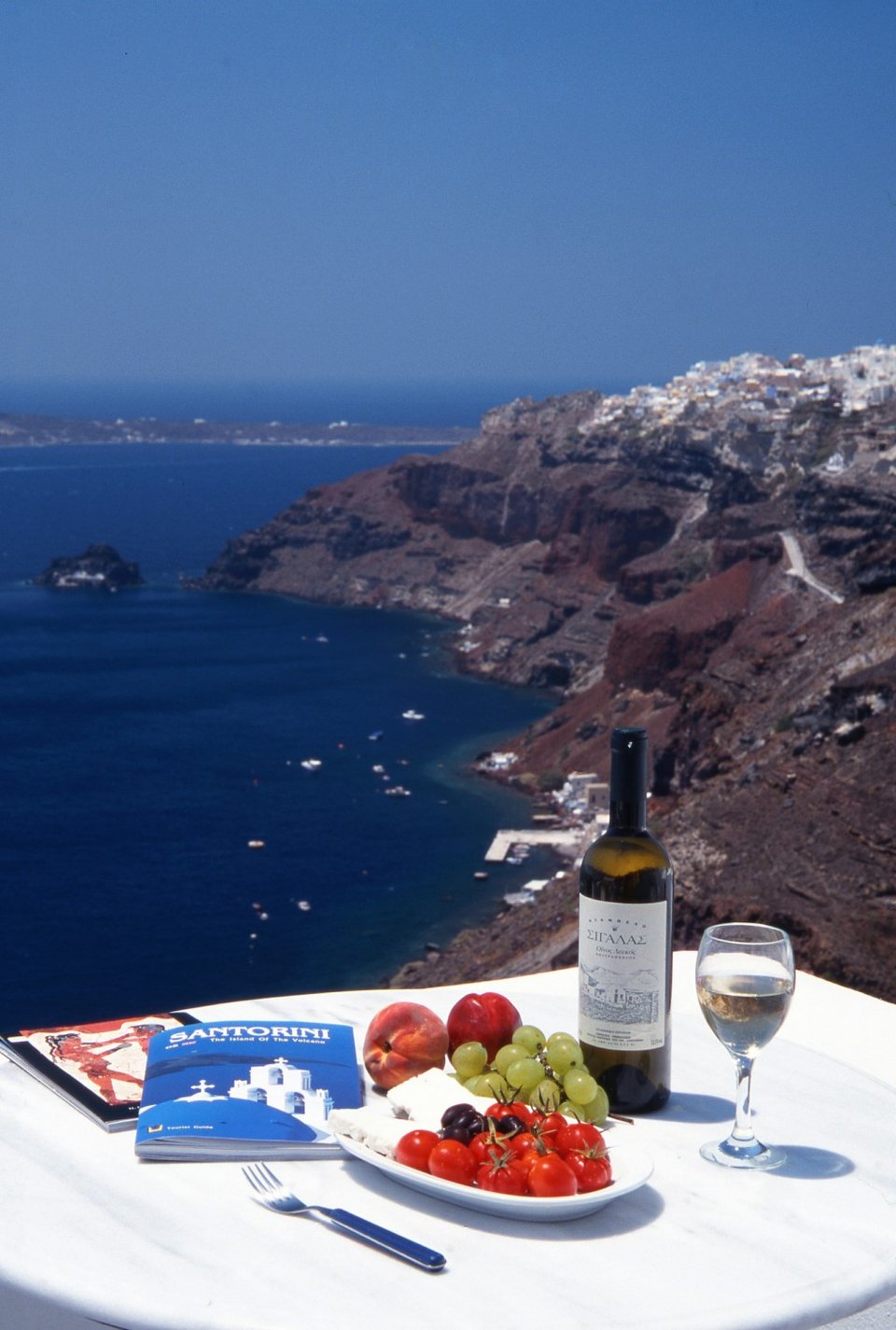 Κρασί με θέα την Καλντέρα της Σαντορίνης