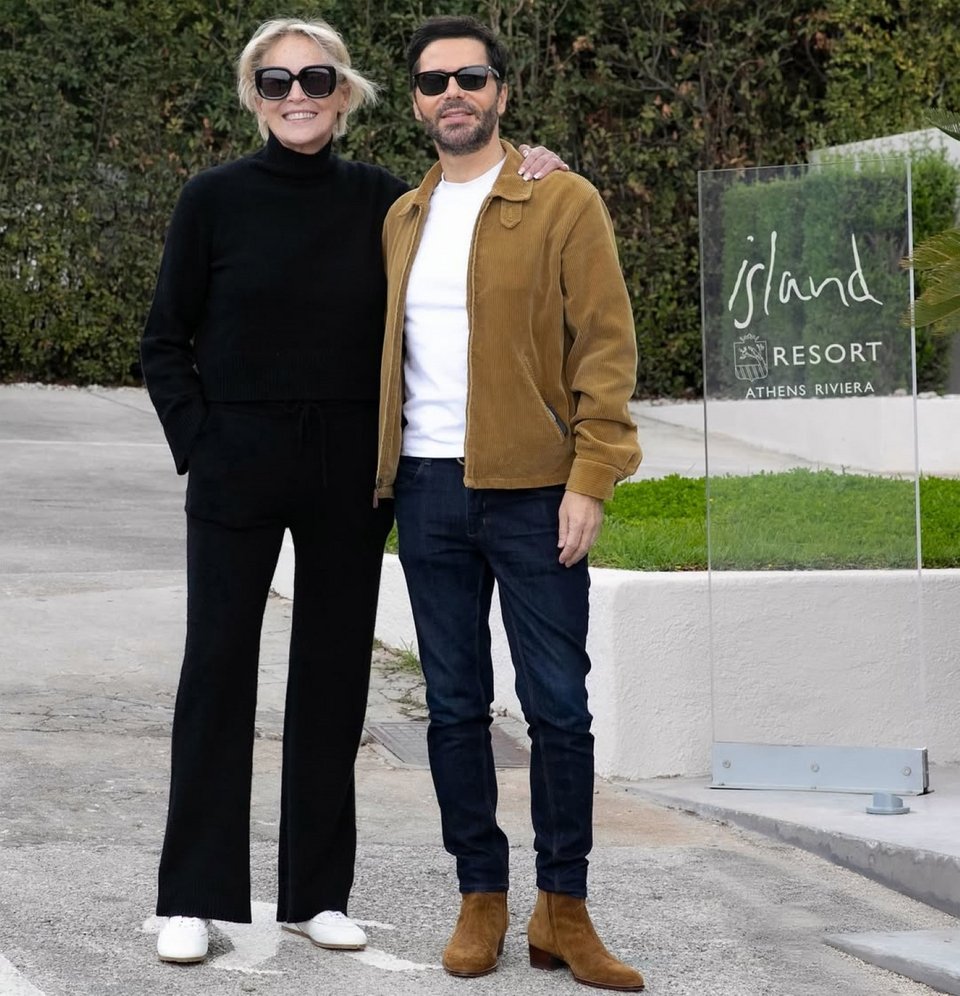 Η Σάρον Στόουν ποζάρει στον φωτογραφικό φακό μαζί με τον Χρύσανθο Πανά
