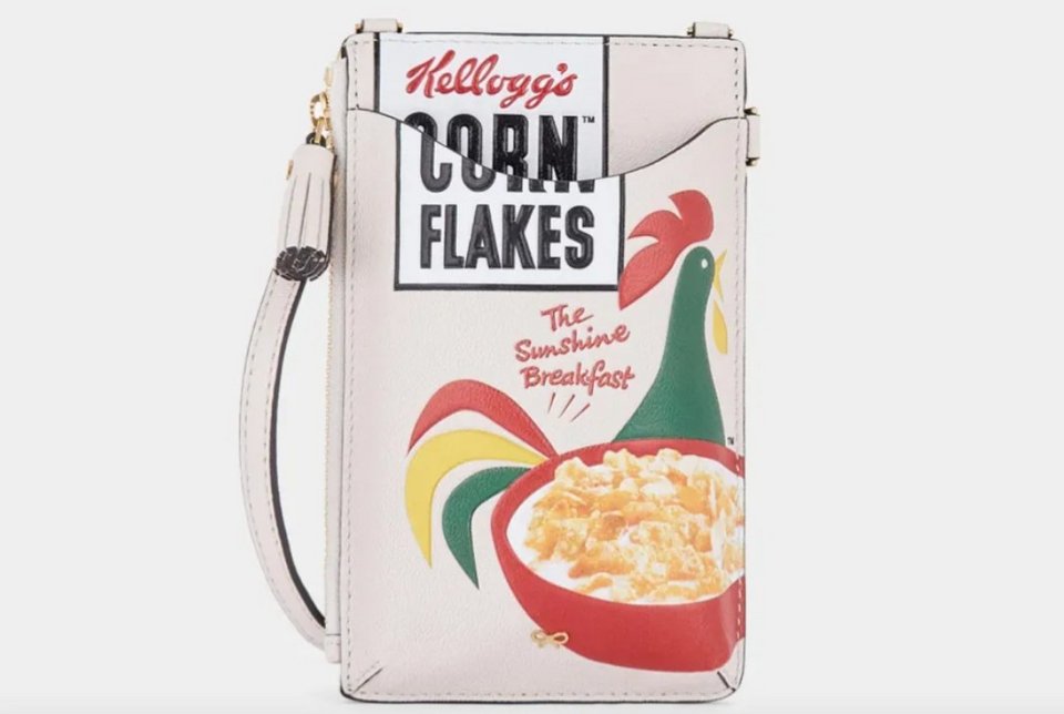 Η Anya Hindmarch πούλησε αυτή την τσάντα Corn Flakes για 530 ευρώ