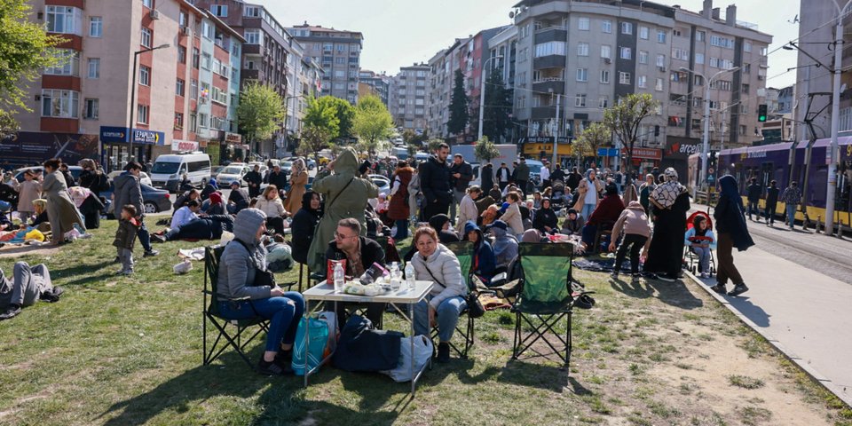 Ανήσυχοι οι πολίτες μετά τον σεισμό των 6,2 Ρίχτερ στην Κωνσταντινούπολη / Φωτογραφία: Photo by Omer Yildiz / dia images via Getty Images