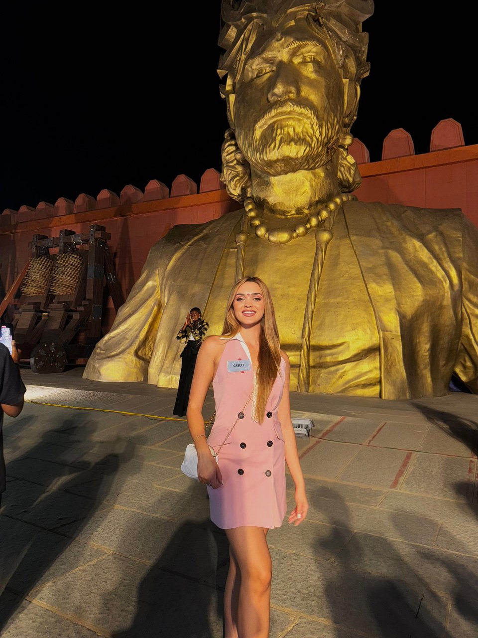 Έξω από το θρυλικό Ramoji Film City – το μεγαλύτερο κινηματογραφικό συγκρότημα στον κόσμο, η Ελληνίδα Σταρ Ελλάς.