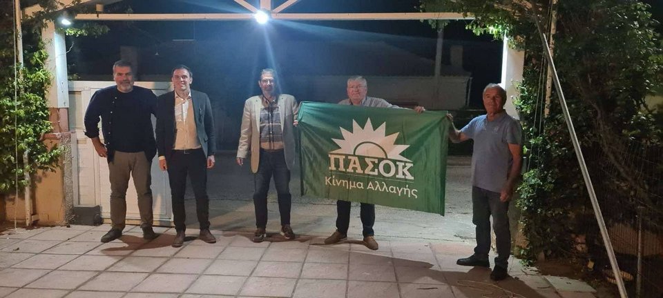 O κ. Δάντσιος κρατώντας μια σημαία του ΠΑΣΟΚ. Δίπλα του ο Δημήτρης Μάντζος.