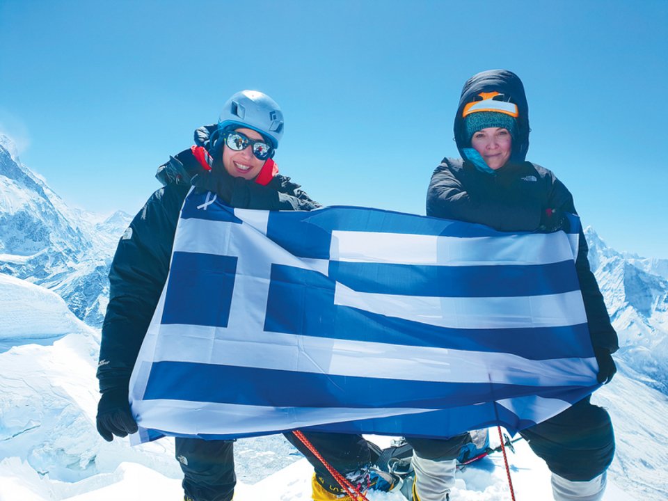 Η Βανέσα Αρχοντίδου από αριστερά και η Χριστίνα Φλαμπούρη κρατώντας την ελληνική σημαία στην κορυφή του Εβερεστ