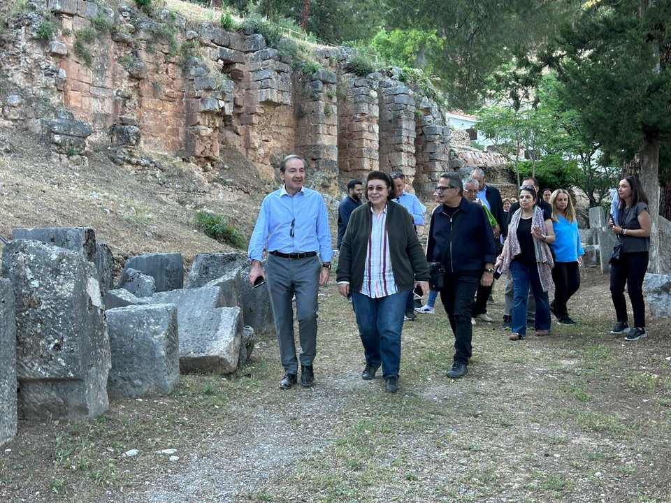 Η Υπουργός Πολιτισμού Λίνα Μενδώνη με τον Υφυπουργό Δικαιοσύνης Γιάννη Μπούγα στην αυτοψία στον αρχαιολογικό χώρο των Δελφών