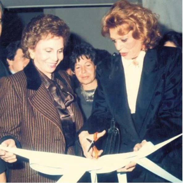 Ντόλλυ Γουλανδρή και Μελίνα Μερκούρη στα εγκαίνια του Μουσείου Κυκλαδικής Τέχνης, στις 26 Ιανουαρίου 1986