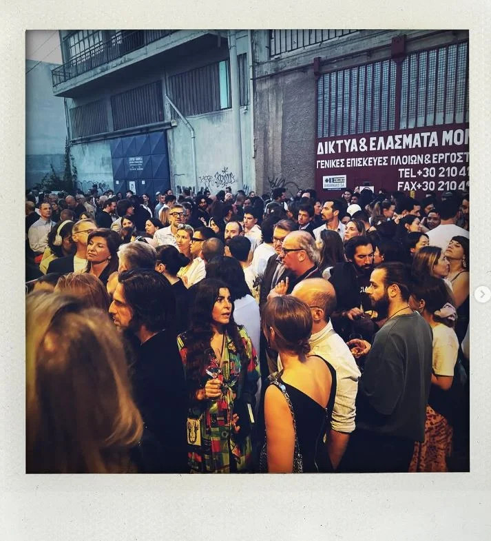 Βράδυ Πέμπτης στα εγκαίνια της έκθεσης του Μπασκιά στον δρόμο έξω από την The Intermission /Ιnstagram, Lysa Cooper Tamra Davis