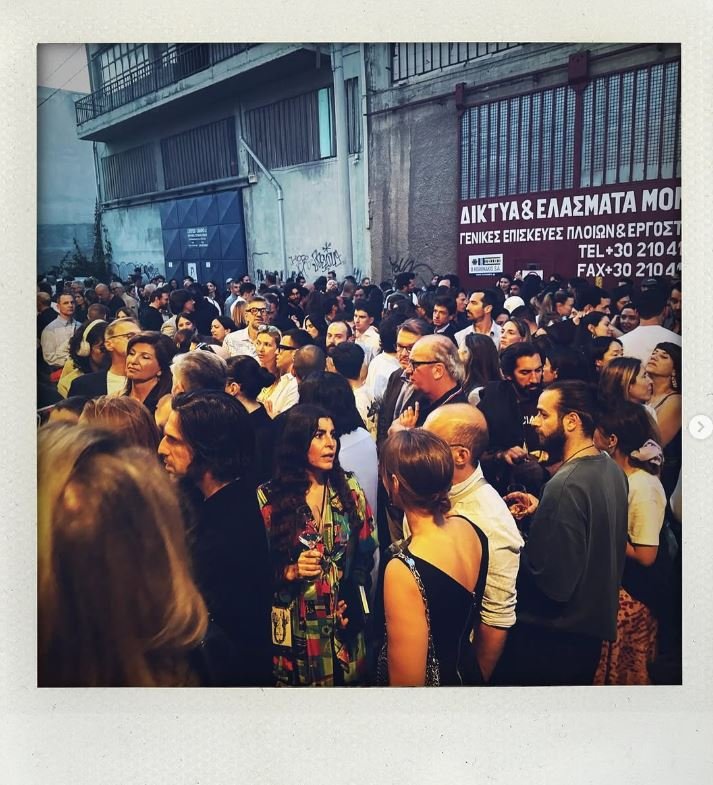 Βράδυ Πέμπτης στα εγκαίνια της έκθεσης του Μπασκιά στον δρόμο έξω από την The Intermission /Ιnstagram, Lysa Cooper Tamra Davis