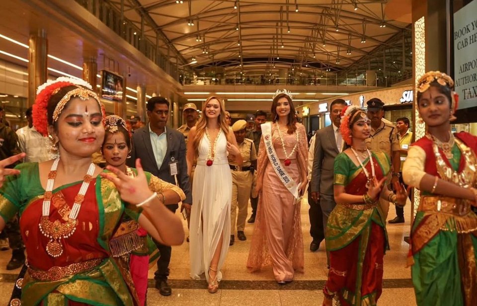 Στο αεροδρόμιο της Hyderabad, παρά τη μεταμεσονύχτια άφιξή της, έτυχε παραδοσιακής υποδοχής με λουλούδια, χορό και ινδική μουσική η Ελληνίδα Σταρ Ελλάς Στέλλα Μιχαηλίδου