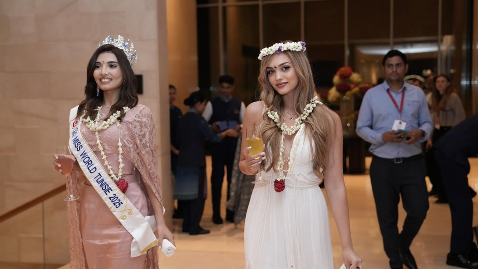 Στο αεροδρόμιο της Hyderabad, παρά τη μεταμεσονύχτια άφιξή της, έτυχε παραδοσιακής υποδοχής με λουλούδια, χορό και ινδική μουσική η Ελληνίδα Σταρ Ελλάς Στέλλα Μιχαηλίδου