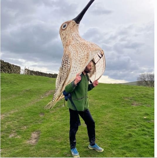 Καθώς περπατούσε προ ημερών σε κεντρικούς δρόμους στην αγγλική ύπαιθρο, ο  46χρονος Matt Trevelyan, το εντυπωσιακό του «κοστούμι» ήταν αυτό που  ξεχώριζε / FACEBOOK