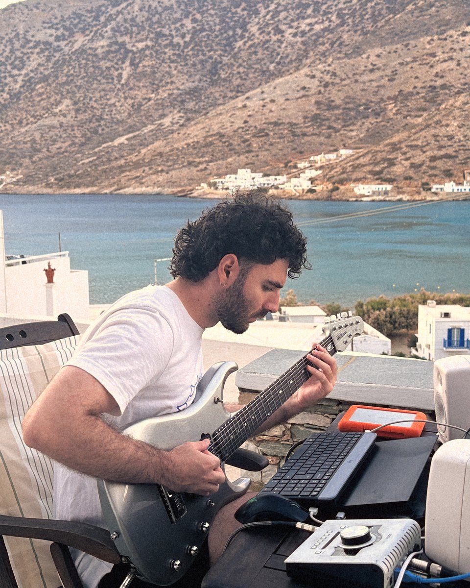 Φωτογραφία κατά τη διάρκεια songwritting sessions στη Σίφνο