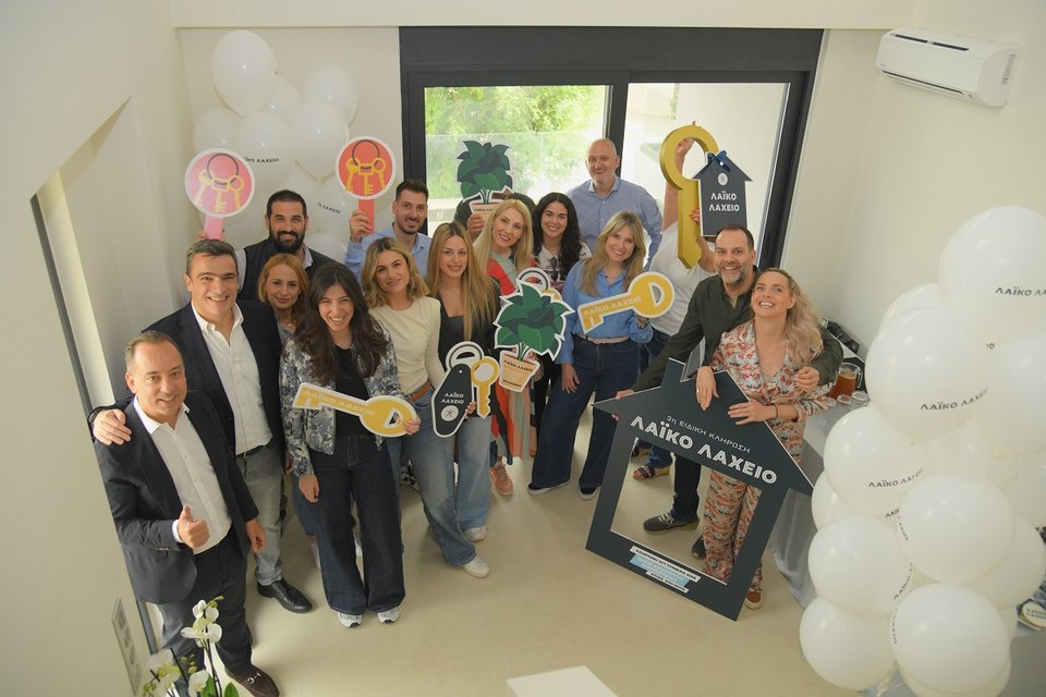 Η ομάδα του ΟΠΑΠ υποδέχθηκε τον μεγάλο νικητή του Λαϊκού Λαχείου στο νέο του σπίτι 