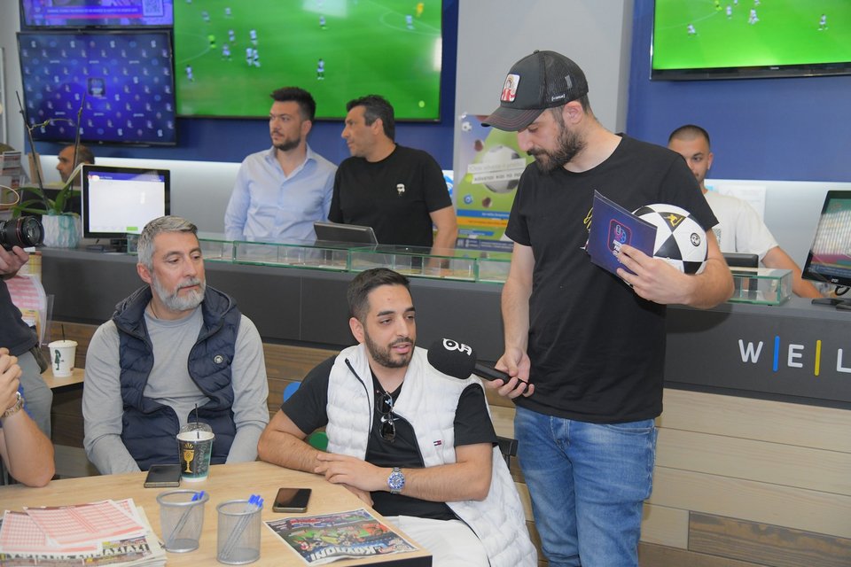 Το κοινό συμμετέχει στο pre-game show απαντώντας σε ερωτήσεις