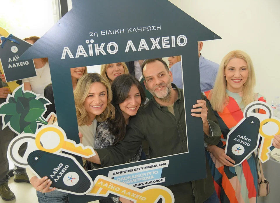 Σε εορταστικό κλίμα η υποδοχή του μεγάλου νικητή του Λαϊκού Λαχείου στο νέο του σπίτι 