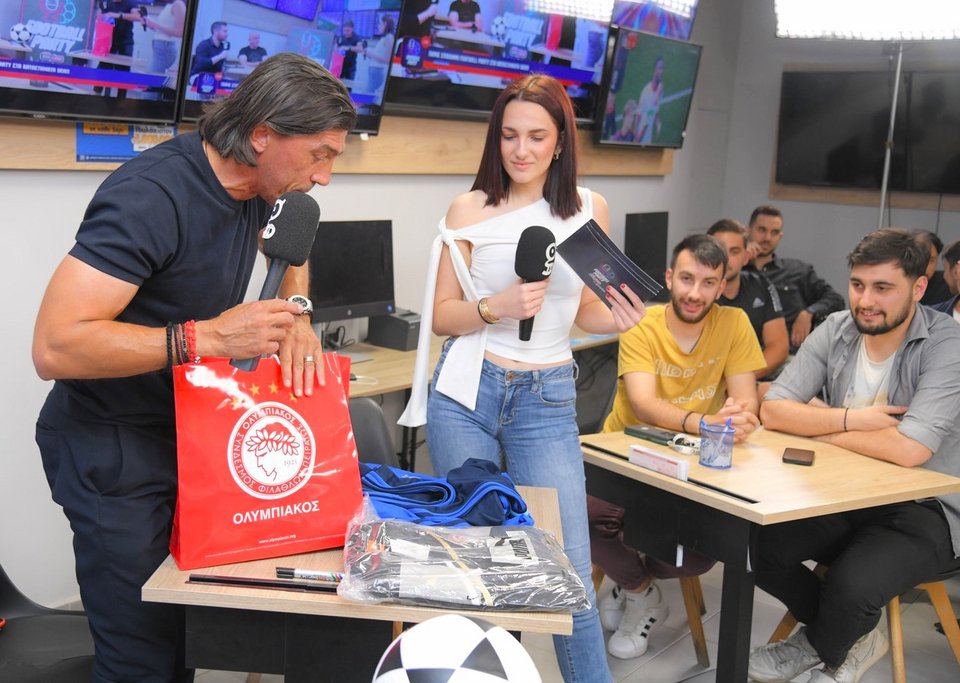 Ο Γιώργος Αμανατίδης έκανε… give away σε φίλους του Ολυμπιακού που βρέθηκαν στα Άνω Πατήσια
