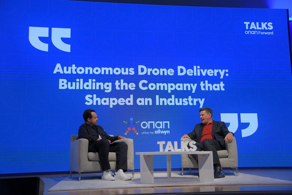 Ο Ανδρέας Ραπτόπουλος, Ιδρυτής και CEO της Matternet στο fireside chat με τον Απόστολο Κουμαρίνο, Ιδρυτή των theSPEAKERS 