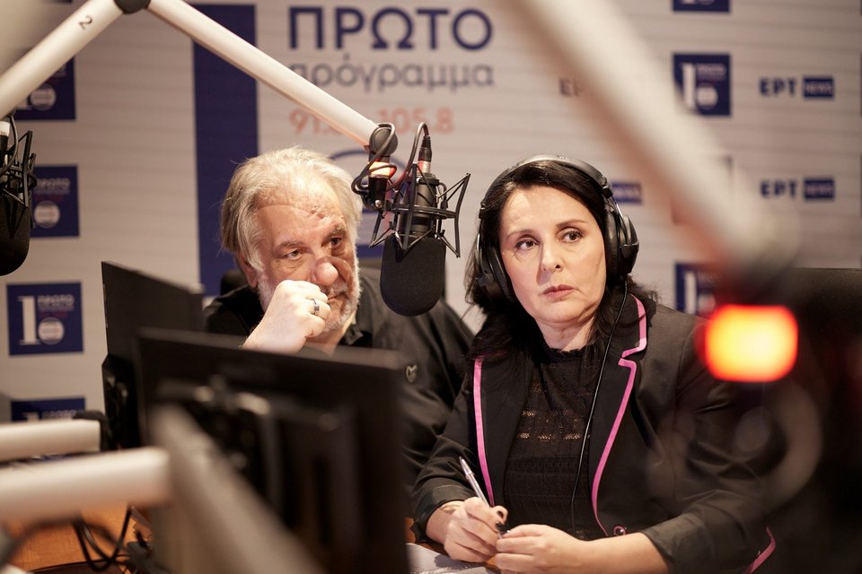 Οι δημοσιογράφοι Έλενα Καραγιάννη και Βασίλης Αδαμόπουλος στη διάρκεια της συνέντευξης με τον πρωθυπουργό / Φωτογραφία: ΓτΠ / Δημήτρης Παπαμήτσος