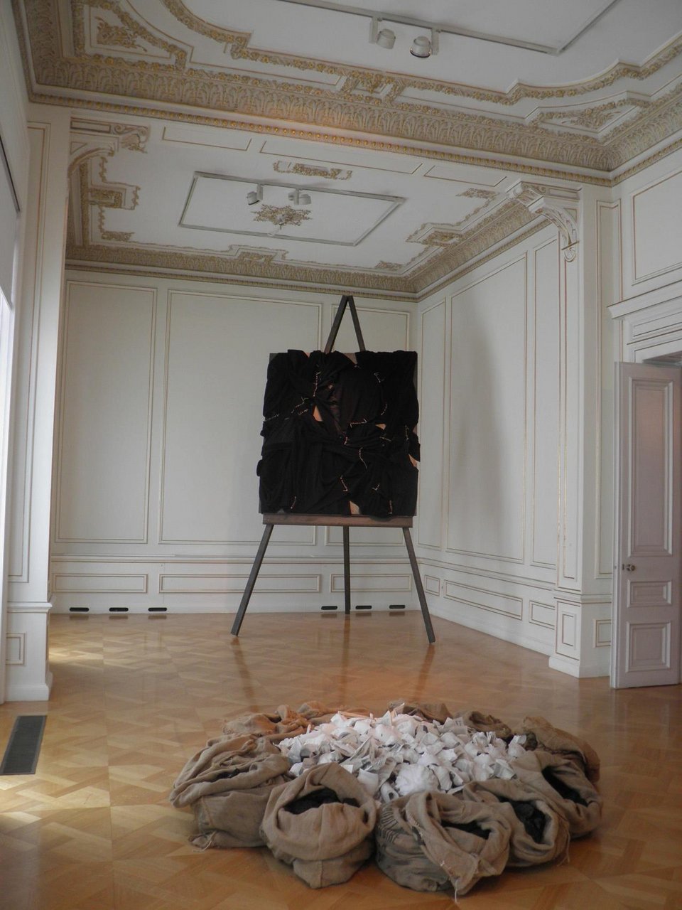 Από τη σπουδαία έκθεση με έργα του Γιάννη Κουνέλλη στο Μέγαρο Σταθάτου