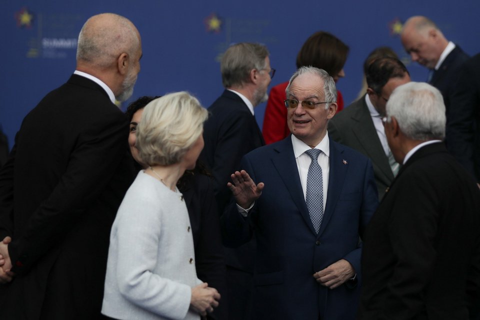 Ο πρόεδρος της Δημοκρατίας και μπροστά του η επικεφαλής της Κομισιόν Ούρσουλα Φον ντερ Λάιεν