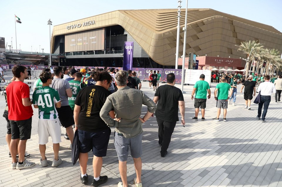 Από νωρίς οι Έλληνες φίλαθλοι στην Etihad Arena / Φωτογραφία: Intime