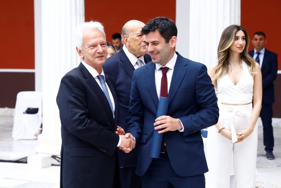 Ο αντιπρόεδρος της Βουλής Βασίλης Βιλιάρδος απονέμει το βραβείο στον Παναγιώτη Τζανετάτο