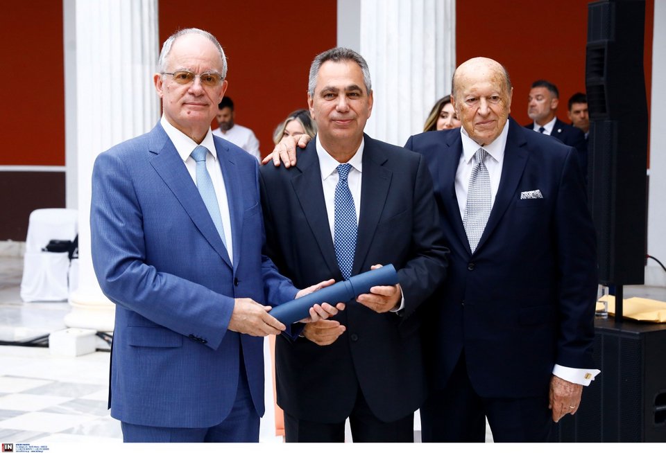 Ο Βασίλης Χιώτης με το βραβείο