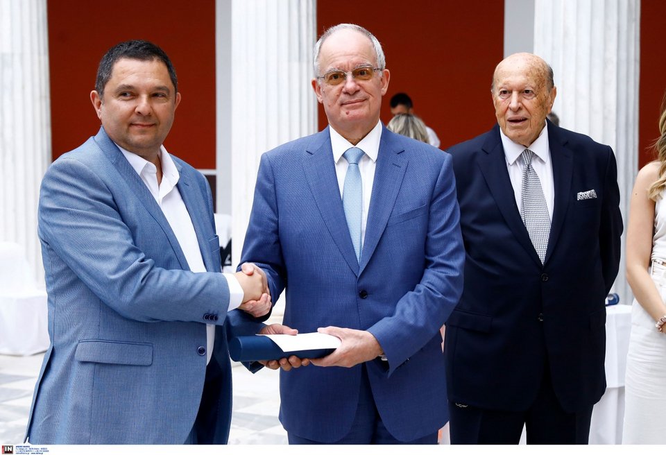 Ο Πρόδρομος Παπαηλιόπουλος λαμβάνει το βραβείο από τον Κωνσταντίνο Τασούλα