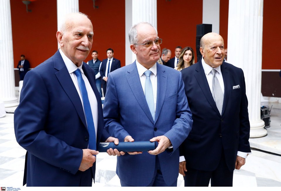 Ο Γιώργος Παπαδάκης με τον Πρόεδρο της Δημοκρατίας Κωνσταντίνο Τασούλα και τον πρόεδρο του ιδρύματος Μπότση, Παναγιώτη Καραγιάννη