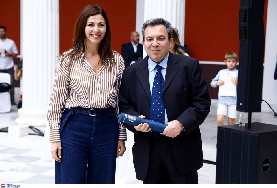 Ο Αντώνης Καρπετόπουλος με την υπουργό Παιδείας Σοφία Ζαχαράκη