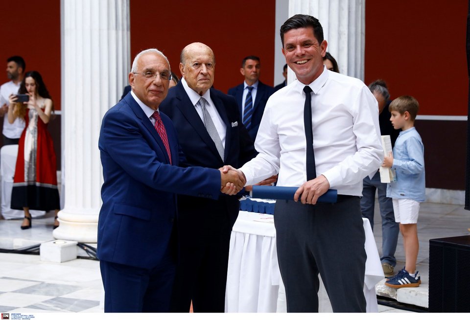 Ο δημοσιογράφος της «Καθημερινής» Γιάννης Σουλιώτης παραλαμβάνει το βραβείο του