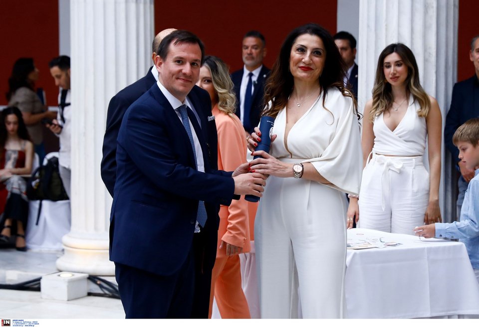 Ο βουλευτής του ΠΑΣΟΚ Παναγιώτης Δουδωνής απονέμει το βραβείο στη δημοσιογράφο Νικόλ Καζαντζίδου