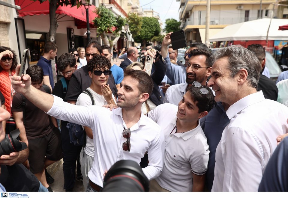 Ο Κυριάκος Μητσοτάκης βγάζει selfies με νεαρούς στο κέντρο των Μεγάρων / Φωτογραφία: Intimenews-ΛΙΑΚΟΣ ΓΙΑΝΝΗΣ