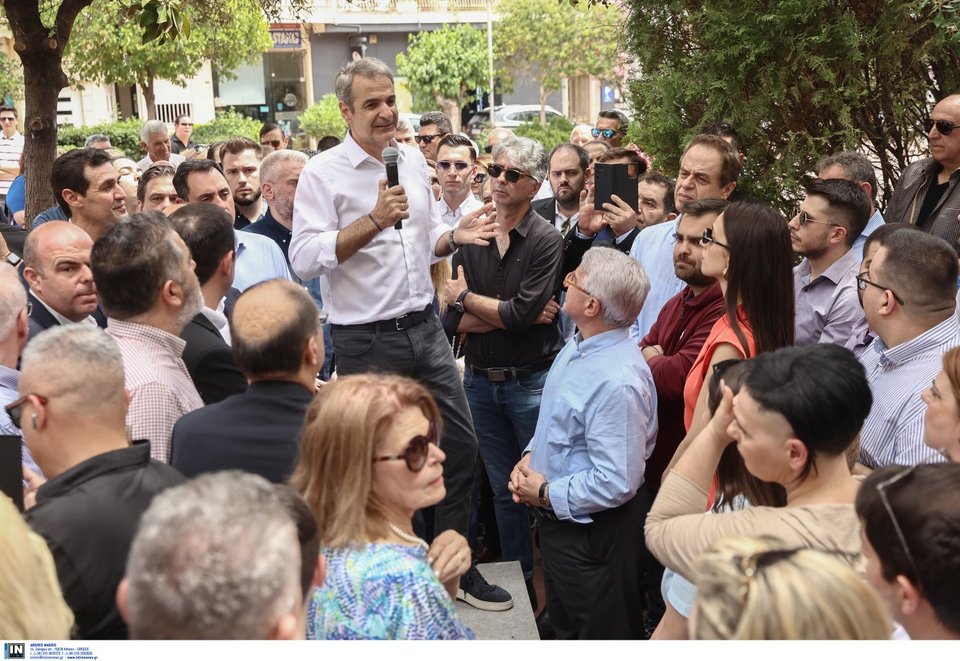 Κατά τον χαιρετισμό του πρωθυπουργού σε πολίτες στα Μέγαρα / Φωτογραφία: Intimenews-ΛΙΑΚΟΣ ΓΙΑΝΝΗΣ