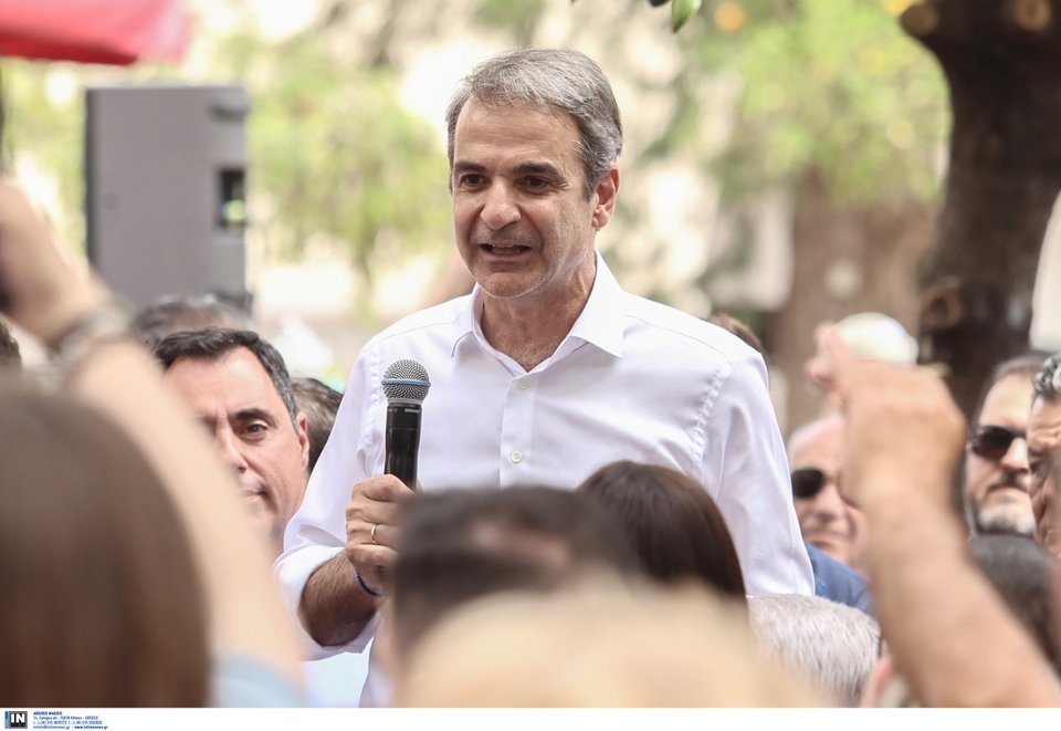 Κατά τον χαιρετισμό του πρωθυπουργού σε πολίτες στα Μέγαρα / Φωτογραφία: Intimenews-ΛΙΑΚΟΣ ΓΙΑΝΝΗΣ