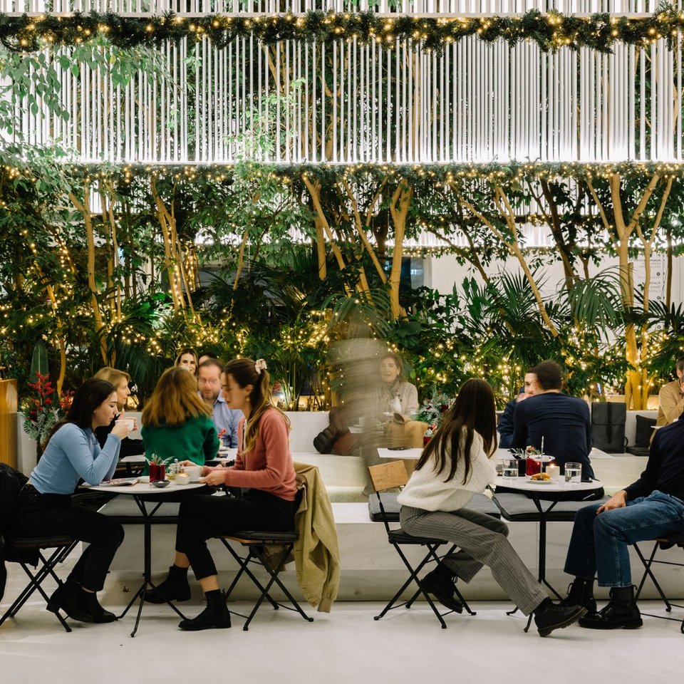 Το καφέ του Μουσείου Κυκλαδικής Τέχνης με τη χαρακτηριστική οροφή, σχεδιασμένη από τον Στέλιο Κόη