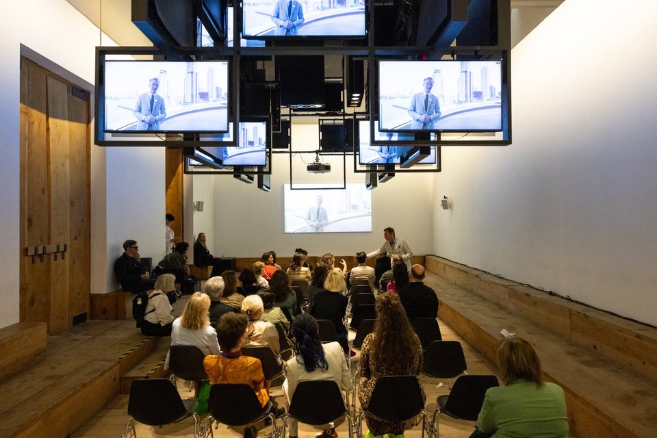 Ο Wim Pijbes στην ψηφιακή ξενάγηση που έκανε ειδικά για το Αrt for Tomorrow, παραμονή των εγκαινίων του μουσείου από την Βασίλισσα της Ολλανδίας
