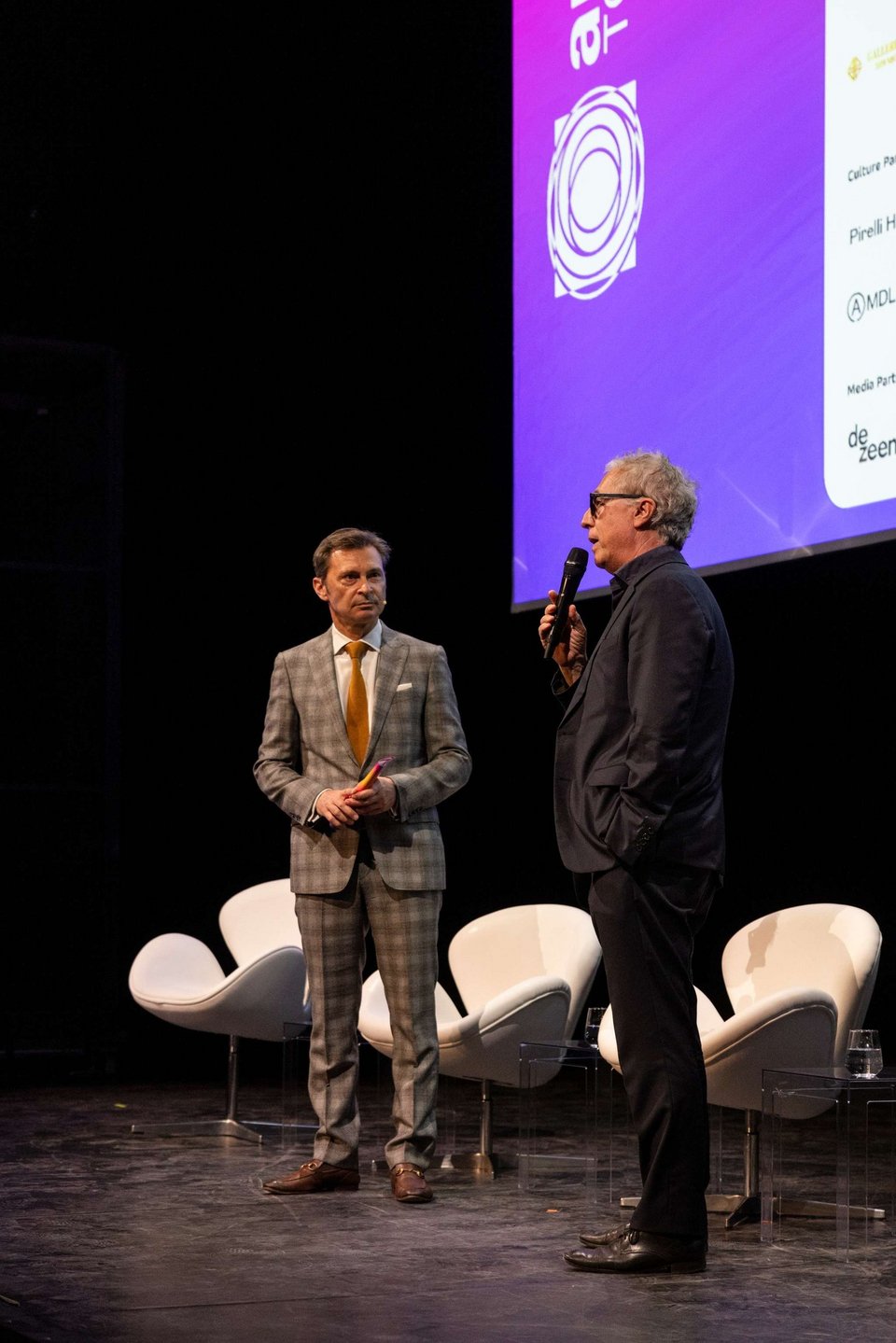 Ο Αχιλλέας Τσάλτας (αριστερά) επικεφαλής του Τhe Democrasy and Culture Foundation που διοργανώνει το Art for Tomorrow, με τον πρόεδρο της Τριενάλε Στέφανο Μποέρι 