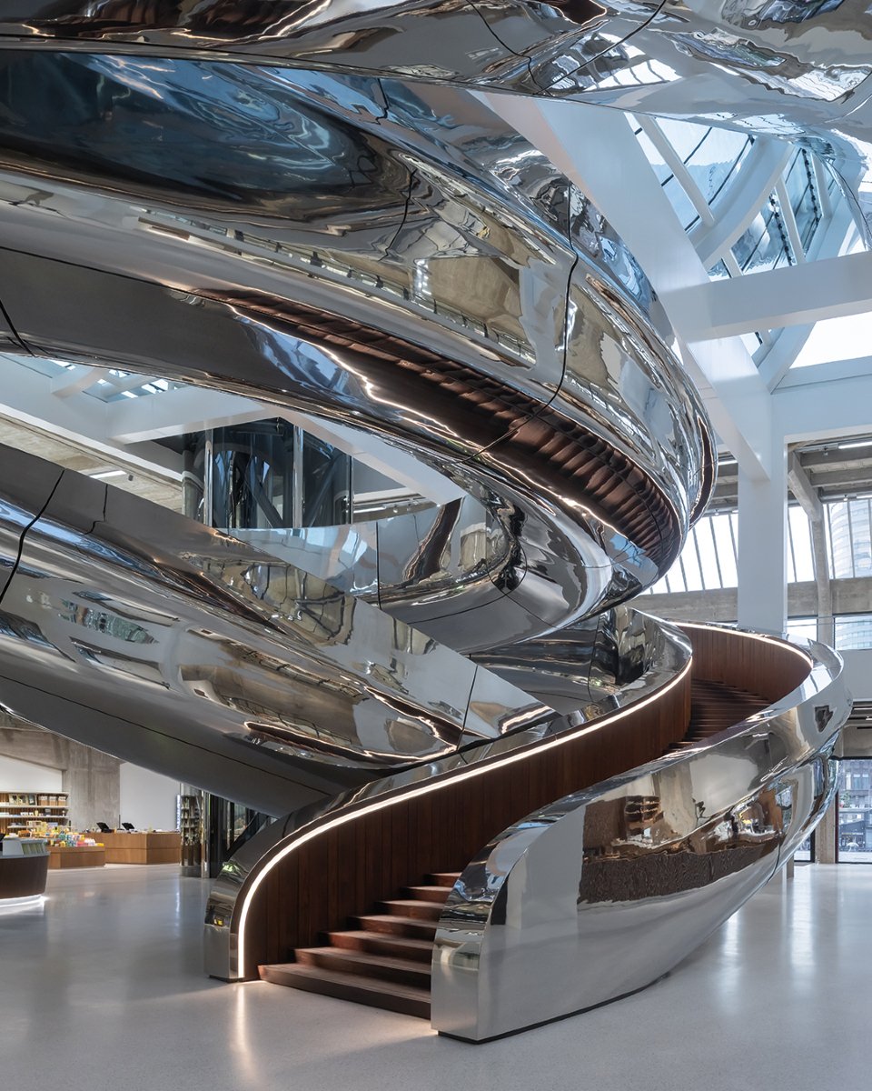 Χαρακτηριστική σκάλα από ατσάλι που θυμίζει καθρέπτη μέσα στο μουσείο