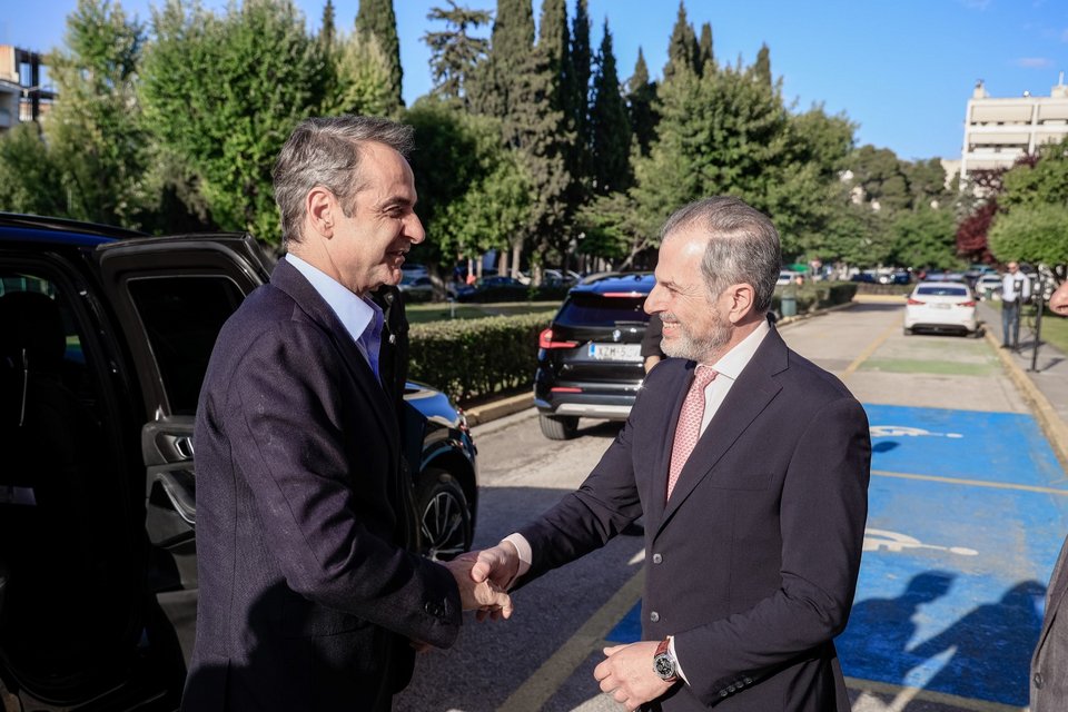 Τον πρωθυπουργό υποδέχθηκε ο πρόεδρος της Δημόσιας Τηλεόρασης, Γιάννης Παπαδόπουλος